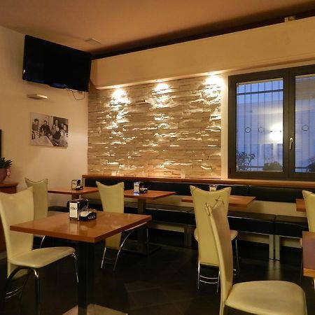 Locanda Trattoria Caffe Cavour ชิตตาเดลลา ภายนอก รูปภาพ