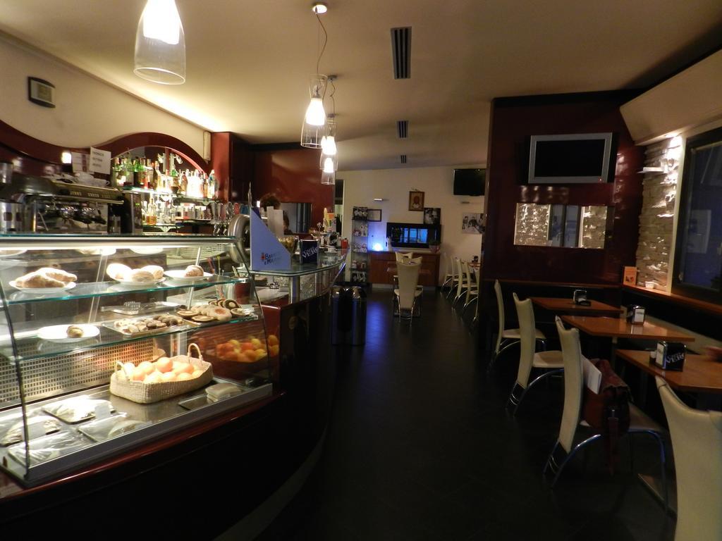 Locanda Trattoria Caffe Cavour ชิตตาเดลลา ภายนอก รูปภาพ