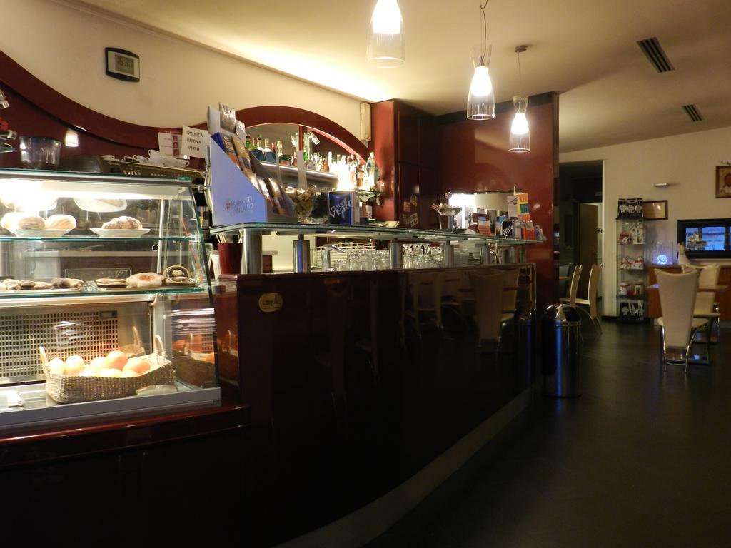 Locanda Trattoria Caffe Cavour ชิตตาเดลลา ภายนอก รูปภาพ