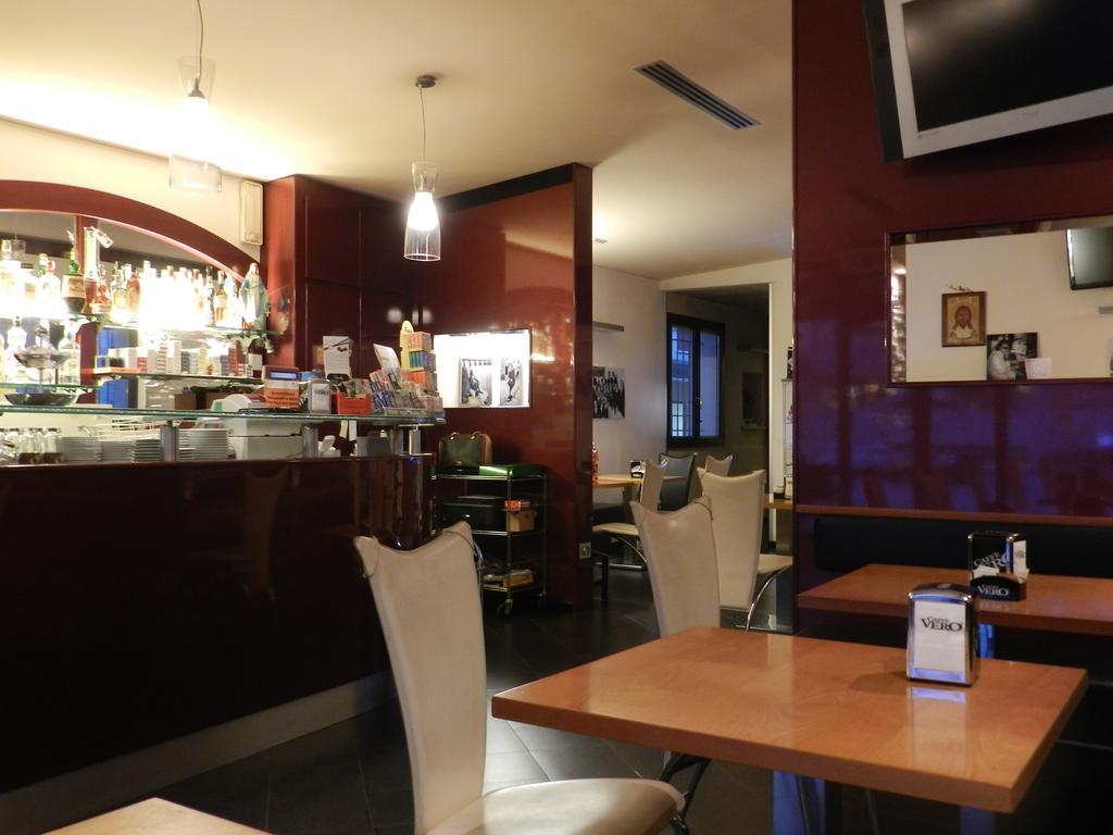 Locanda Trattoria Caffe Cavour ชิตตาเดลลา ภายนอก รูปภาพ
