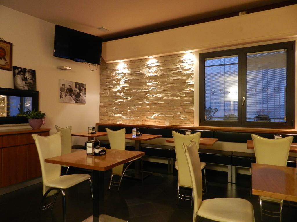 Locanda Trattoria Caffe Cavour ชิตตาเดลลา ภายนอก รูปภาพ
