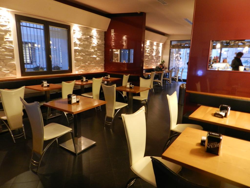 Locanda Trattoria Caffe Cavour ชิตตาเดลลา ภายนอก รูปภาพ