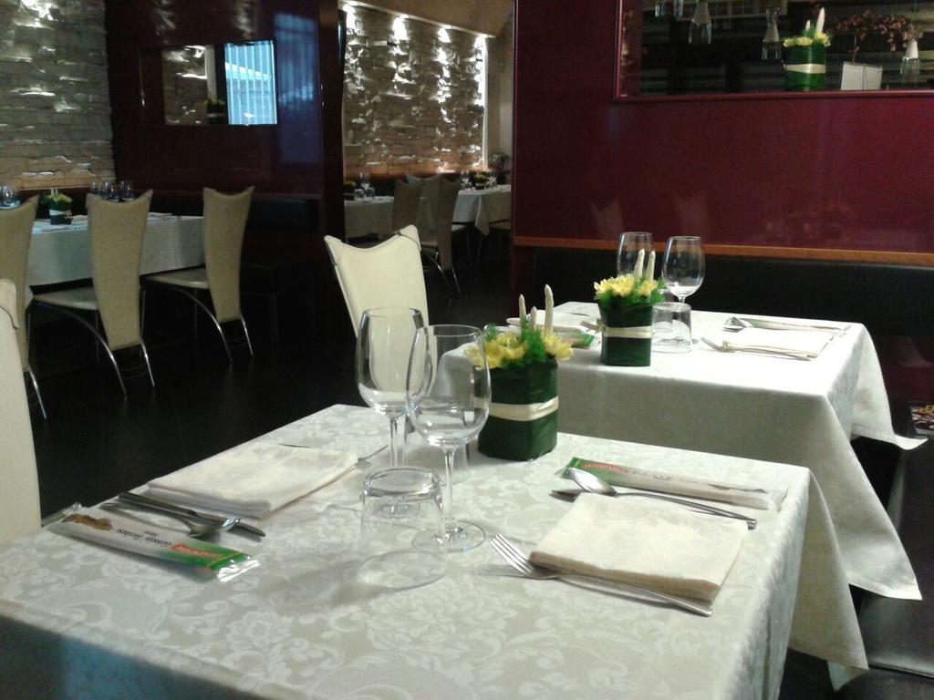 Locanda Trattoria Caffe Cavour ชิตตาเดลลา ภายนอก รูปภาพ
